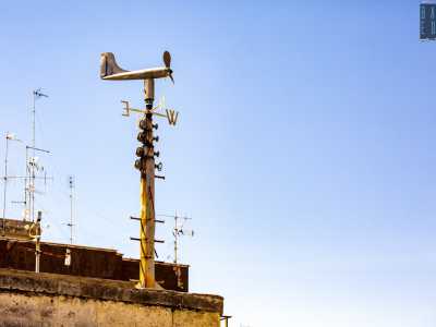 ...sul quale svetta un simbolico segnavento: un aereoplanino in ferro con tanto di elica